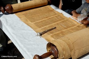 Torah-Scroll,-tb102605484-bibleplaces