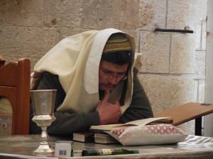 Jew-studying-torah-at-tomb-of-patriarchs-synogogue-side-2