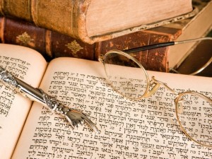 Silver Torah pointer lying on a jewish prayer book