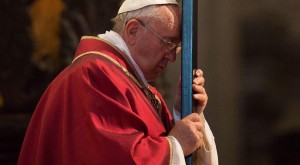 epa04691673 Photo  provided by Vatican newspaper L'Osservatore Romano 4 April 2015 of Pope Francis pressing his forehead against a crucifix during a Good Friday mass to mark the Way of the Cross, in St. Peter's Basilica 3 April 2015.   (photo to be used solely to illustrate events depicted in this image)  EPA/L'OSSERVATORE ROMANO  HANDOUT EDITORIAL USE ONLY/NO SALES/NO ARCHIVES  Dostawca: PAP/EPA.