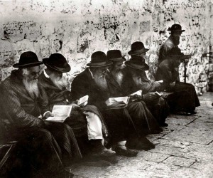 jewish_men_pray_at_the_wailing_wall_1929